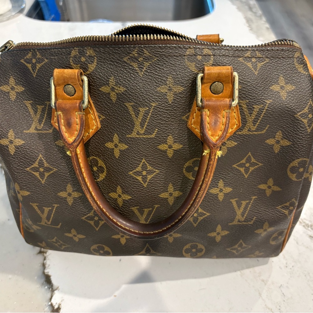 AUTHENTIC LOUIS VUITTON SPEEDY 25 monogram canvas